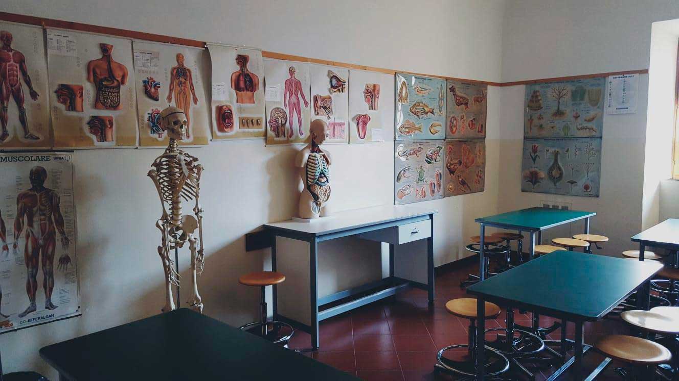 La scuola media “Dante Alighieri” ha un laboratorio scientifico dedicato alla professoressa Antonella Marretti.
