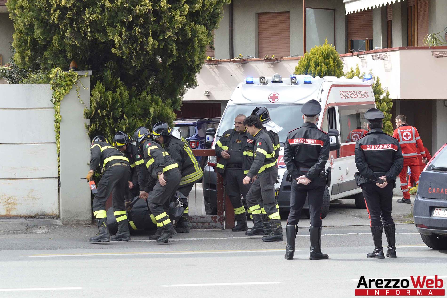 Carabinieri salvano una donna che tenta il suicidio minacciando di buttarsi dal balcone – foto