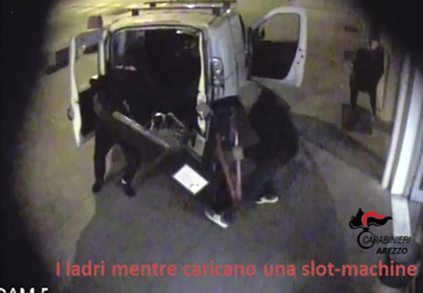 Scoperta la banda dei furti alle slot machine all’interno dei bar di Arezzo, arrestati due albanesi – foto/video