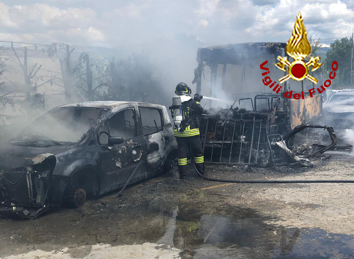 Incendio in una azienda di autodemolizioni