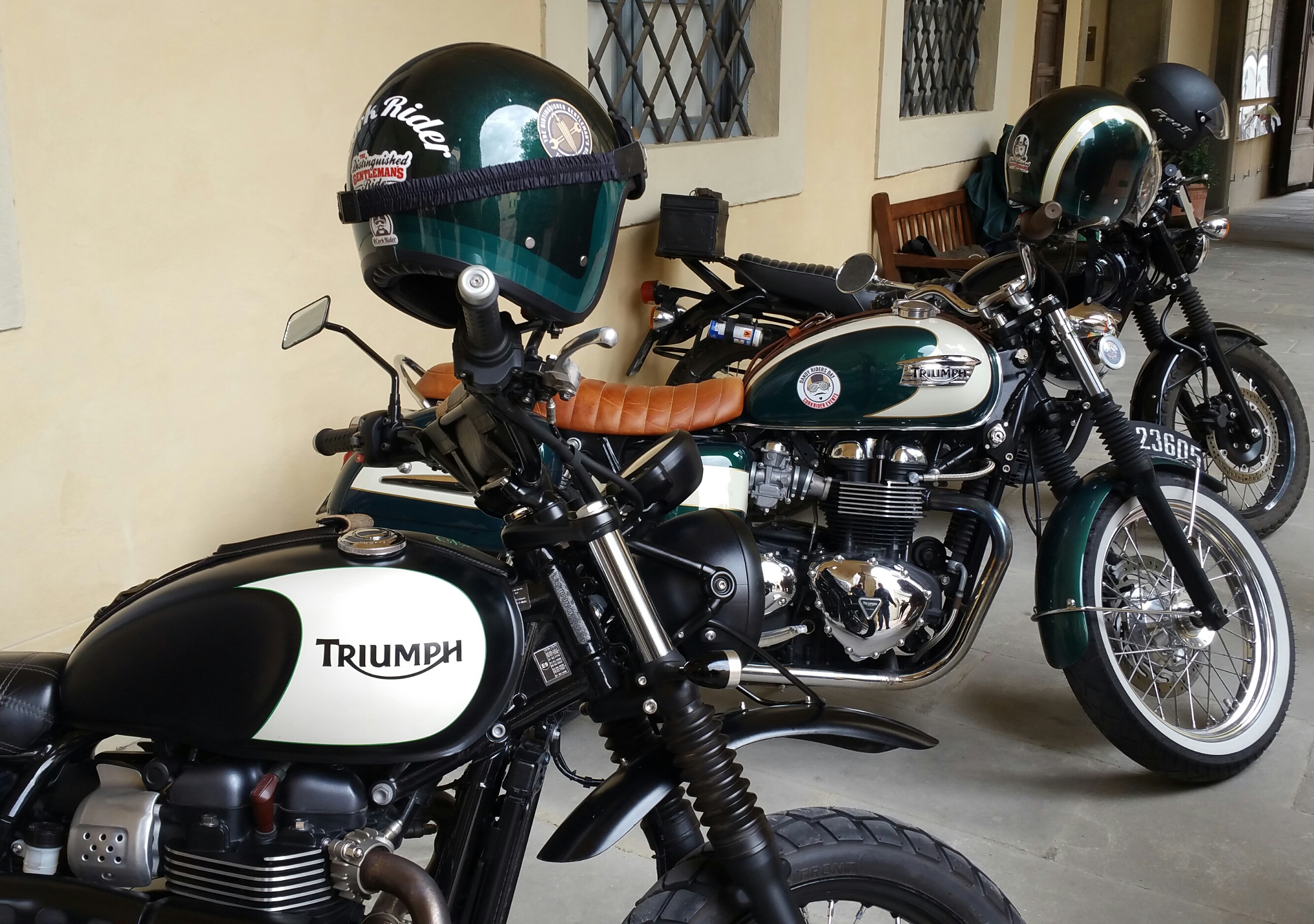 La due giorni dell’eleganza dandy e la parata di moto Triumph