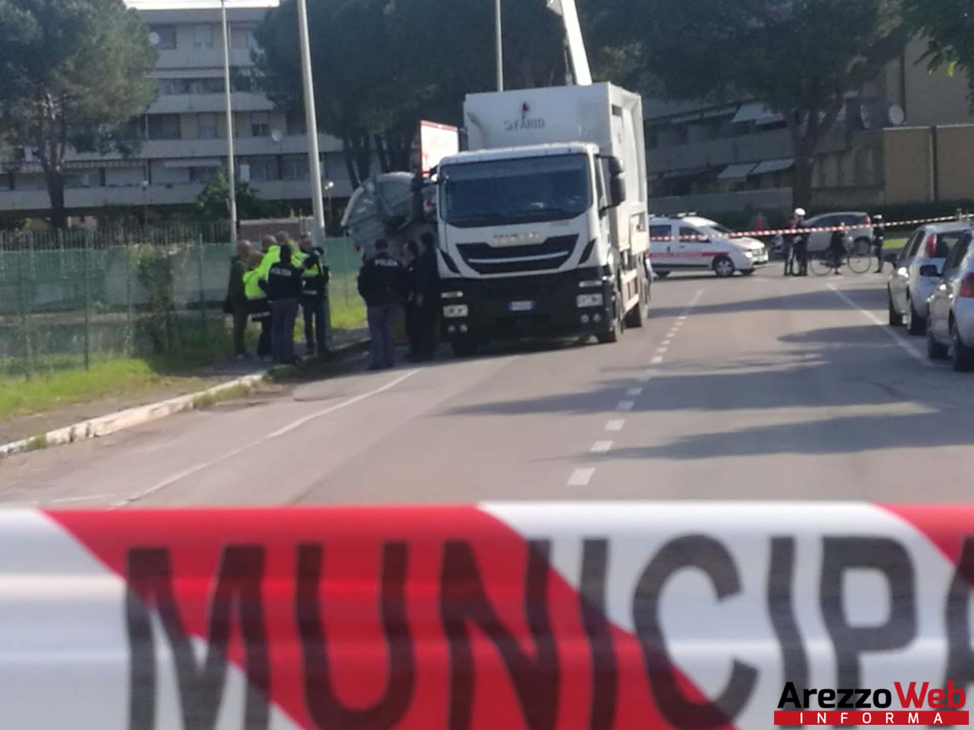 50enne rimane incastrato in un compattatore, ricoverato al San Donato in codice rosso