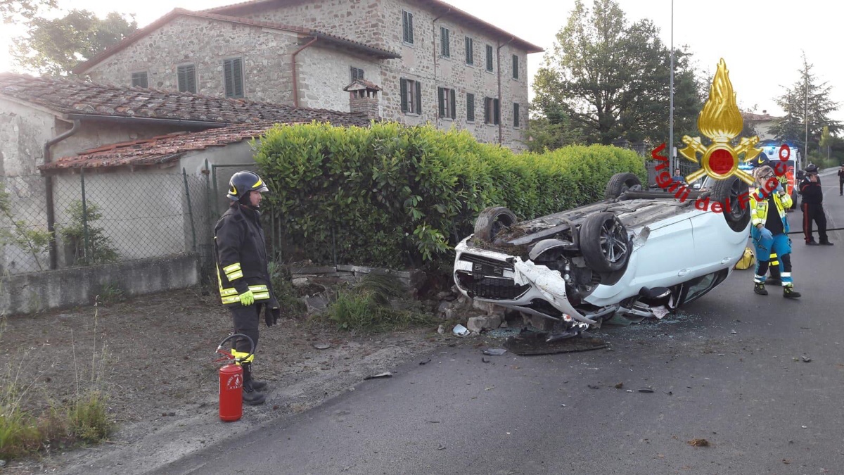 Poppi: auto si capovolge, tre le persone ferite