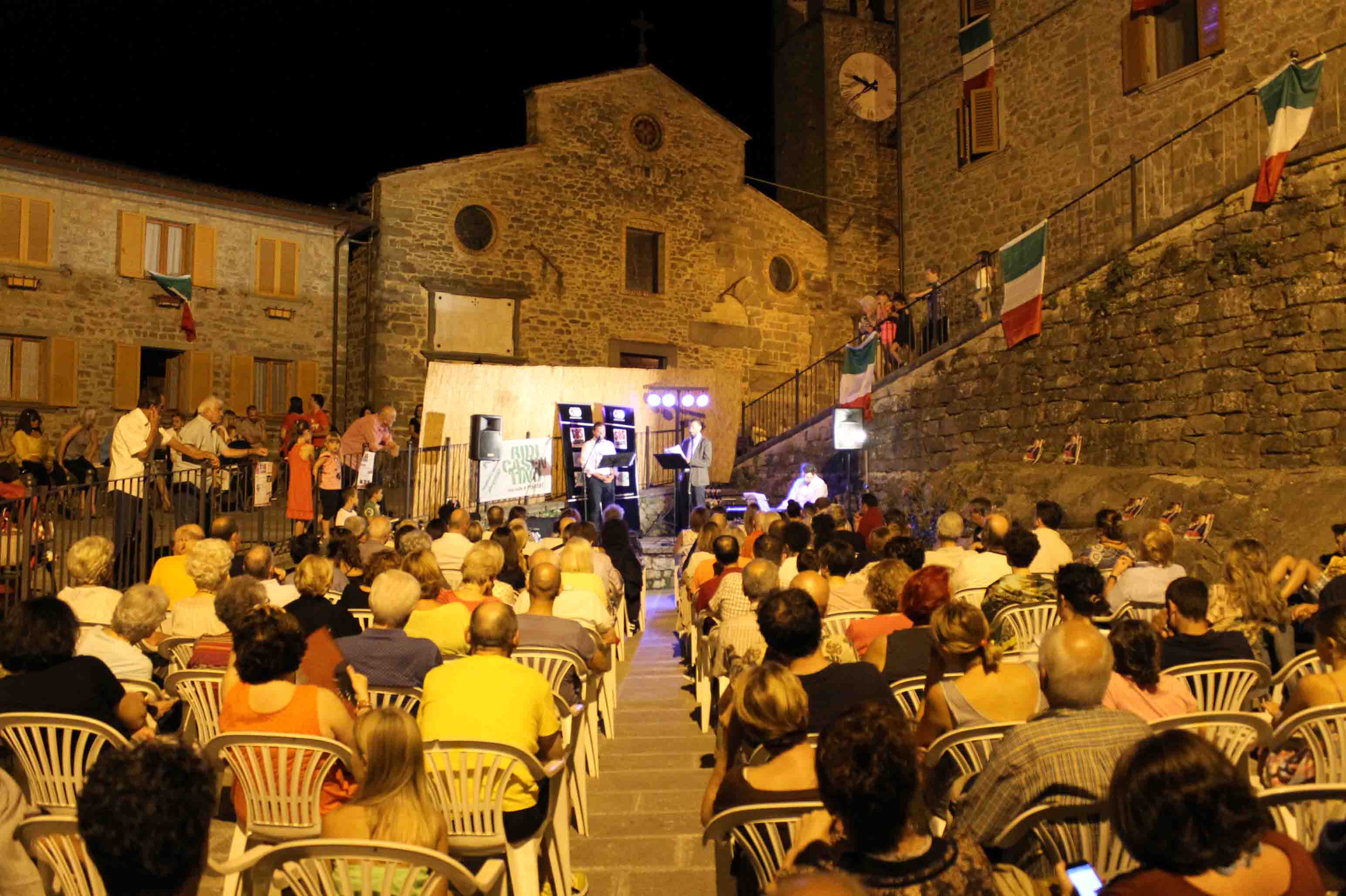 Teatro, musica e risate per la notte romantica di Raggiolo