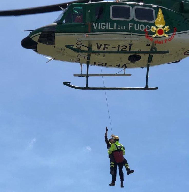 Cade da un dirupo di quattro metri, soccorso da vigili del fuoco e elicottero