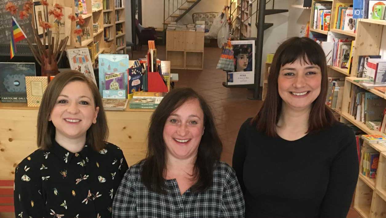 Finti turisti rubano soldi in libreria