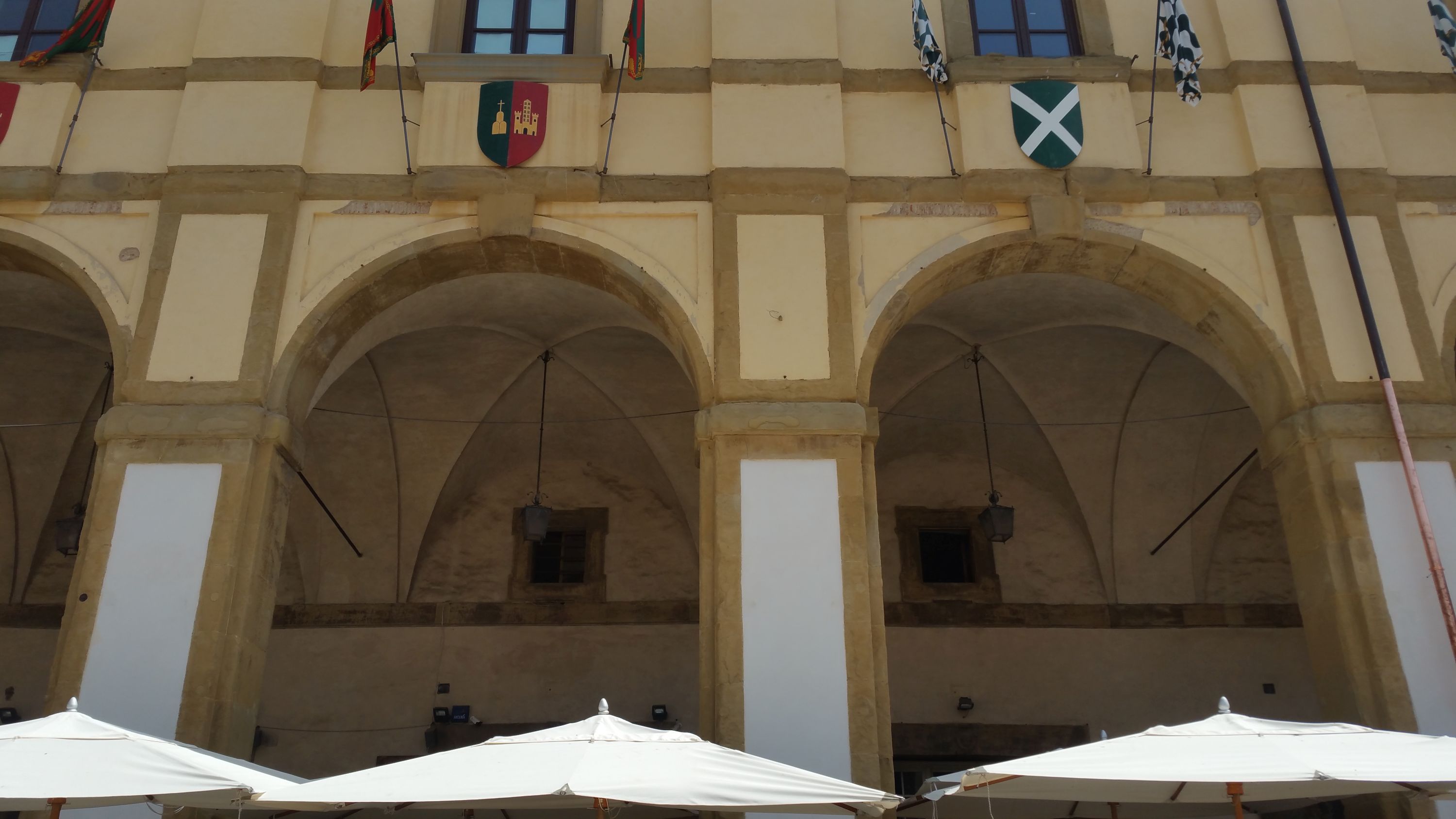 Piazza Grande: il nuovo look delle Logge Vasari