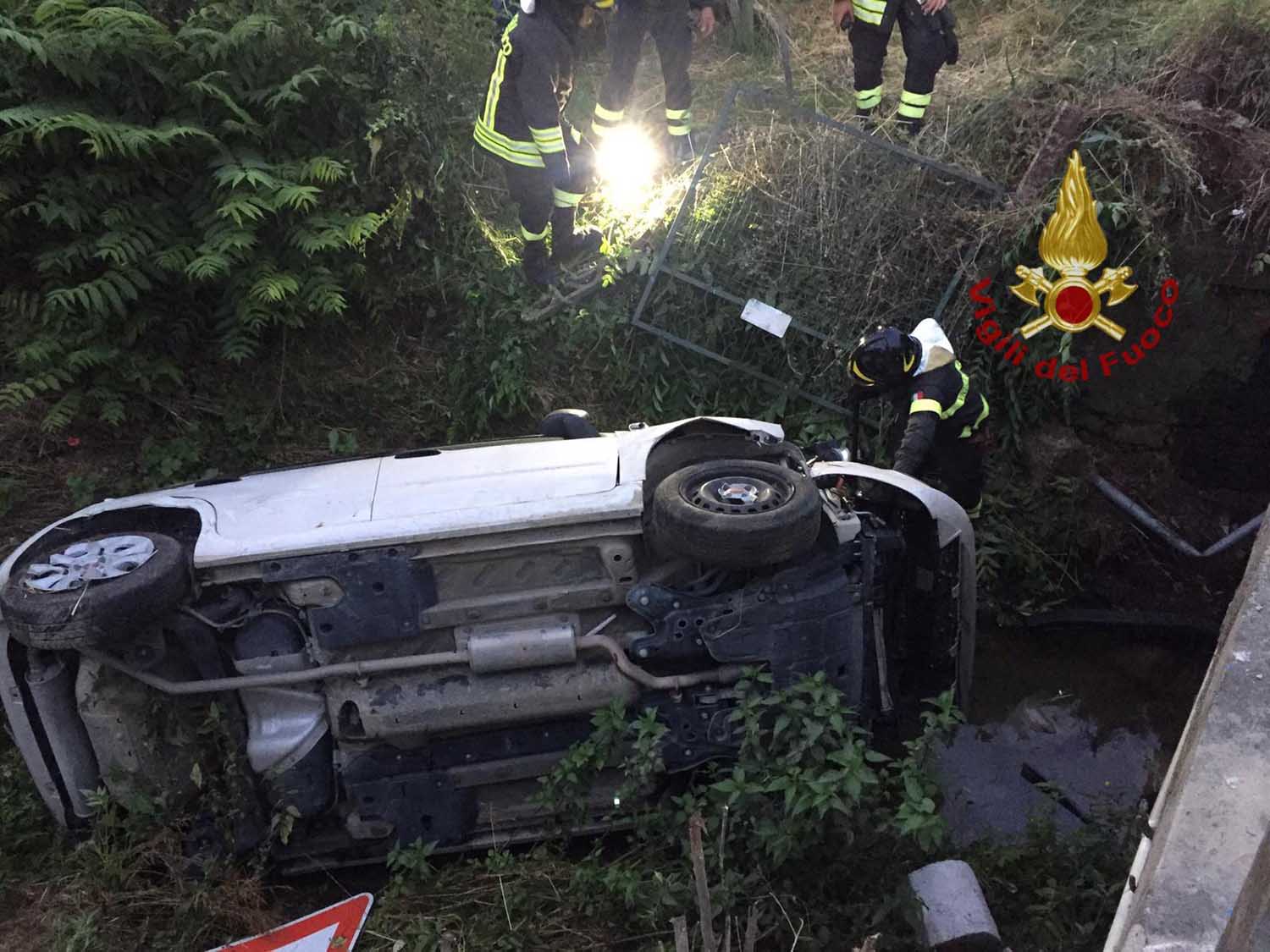 Esce di strada e finisce con l’auto in un canale