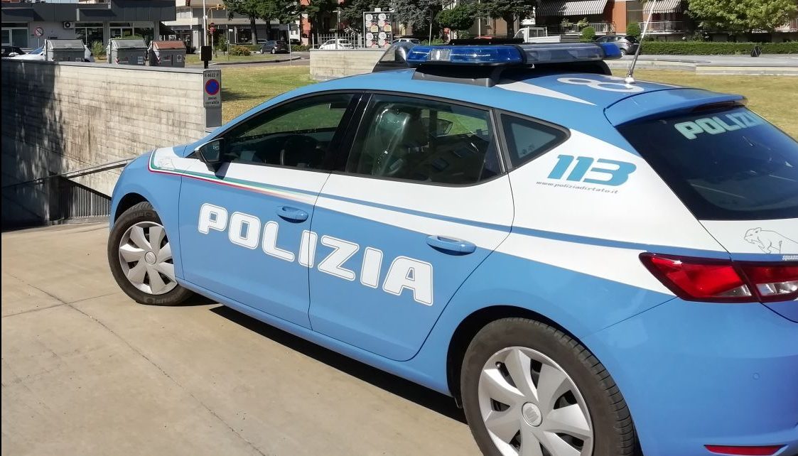 Si aggirava tra le auto, sfondava i finestrini con un mattone per rubare e comprarsi la droga. Arrestato ladro seriale