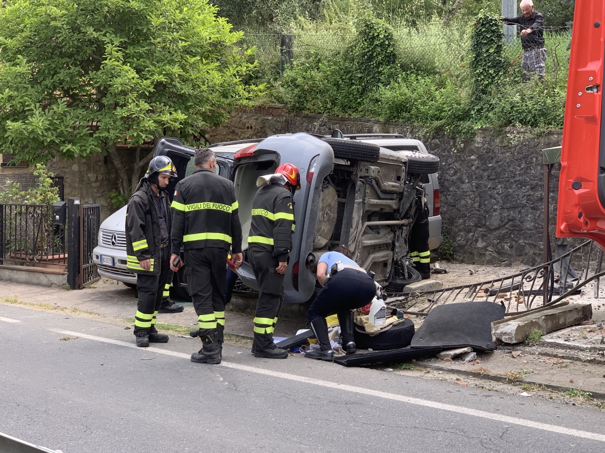 Auto si ribalta prima della rotonda di Olmo, ferita la conducente