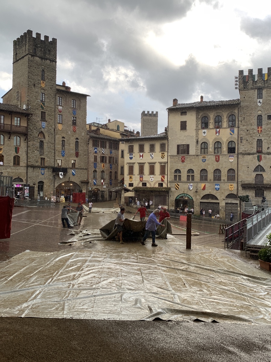 Acqua sulla lizza della Giostra del Saracino