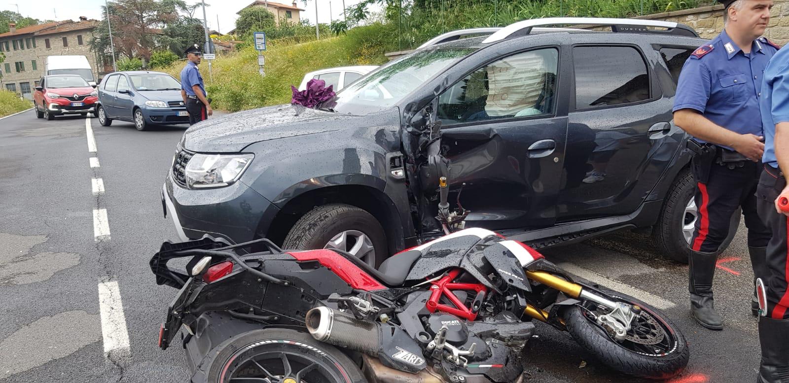 Scontro auto-moto a Scarpaccia grave il motociclista