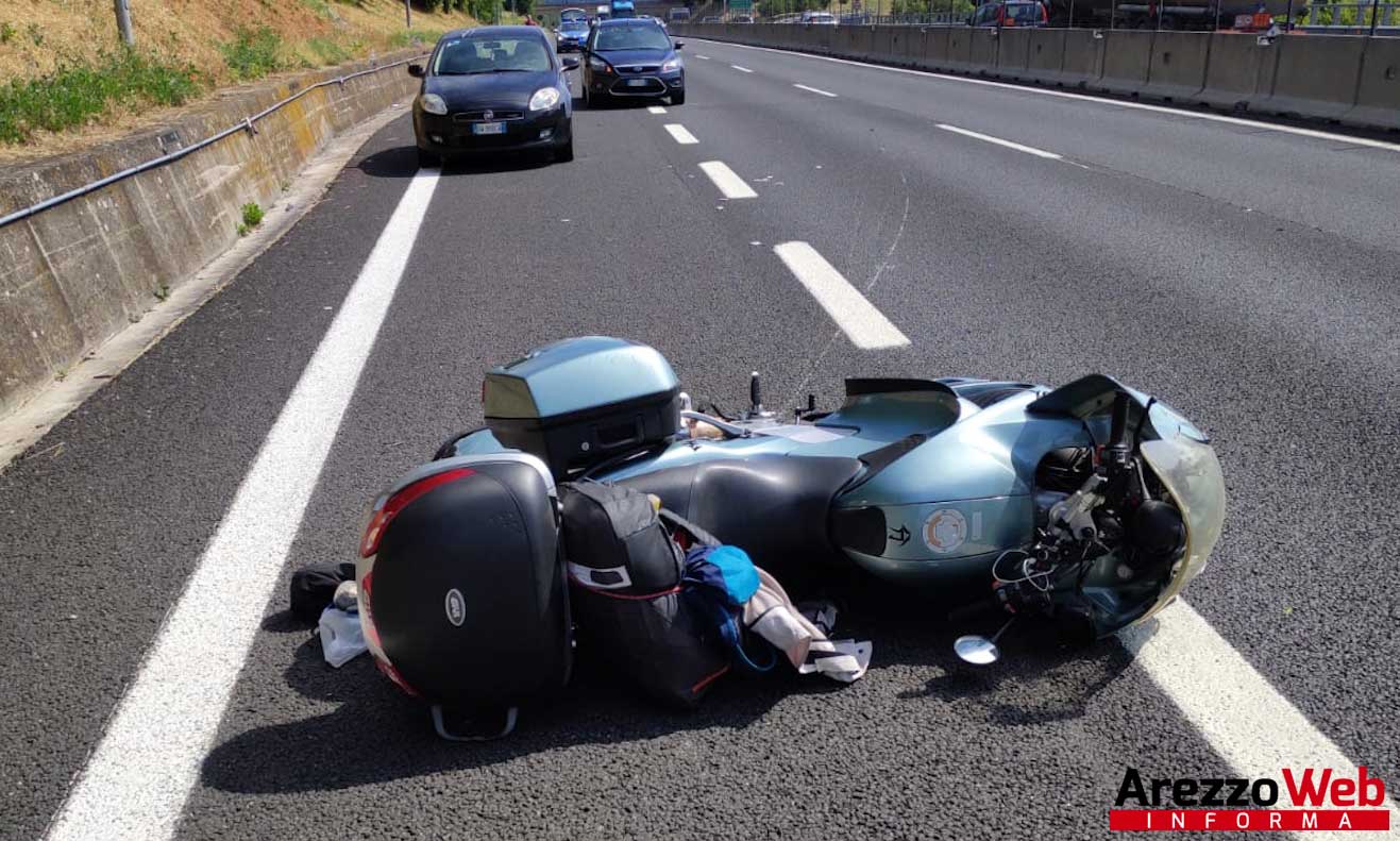 Incidente in A1, centauro perde il controllo della sua moto e sbatte nel new jersey