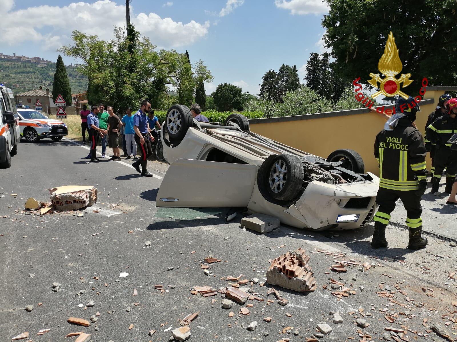 Auto ribaltata: abbattuto muro recinzione di un’abitazione