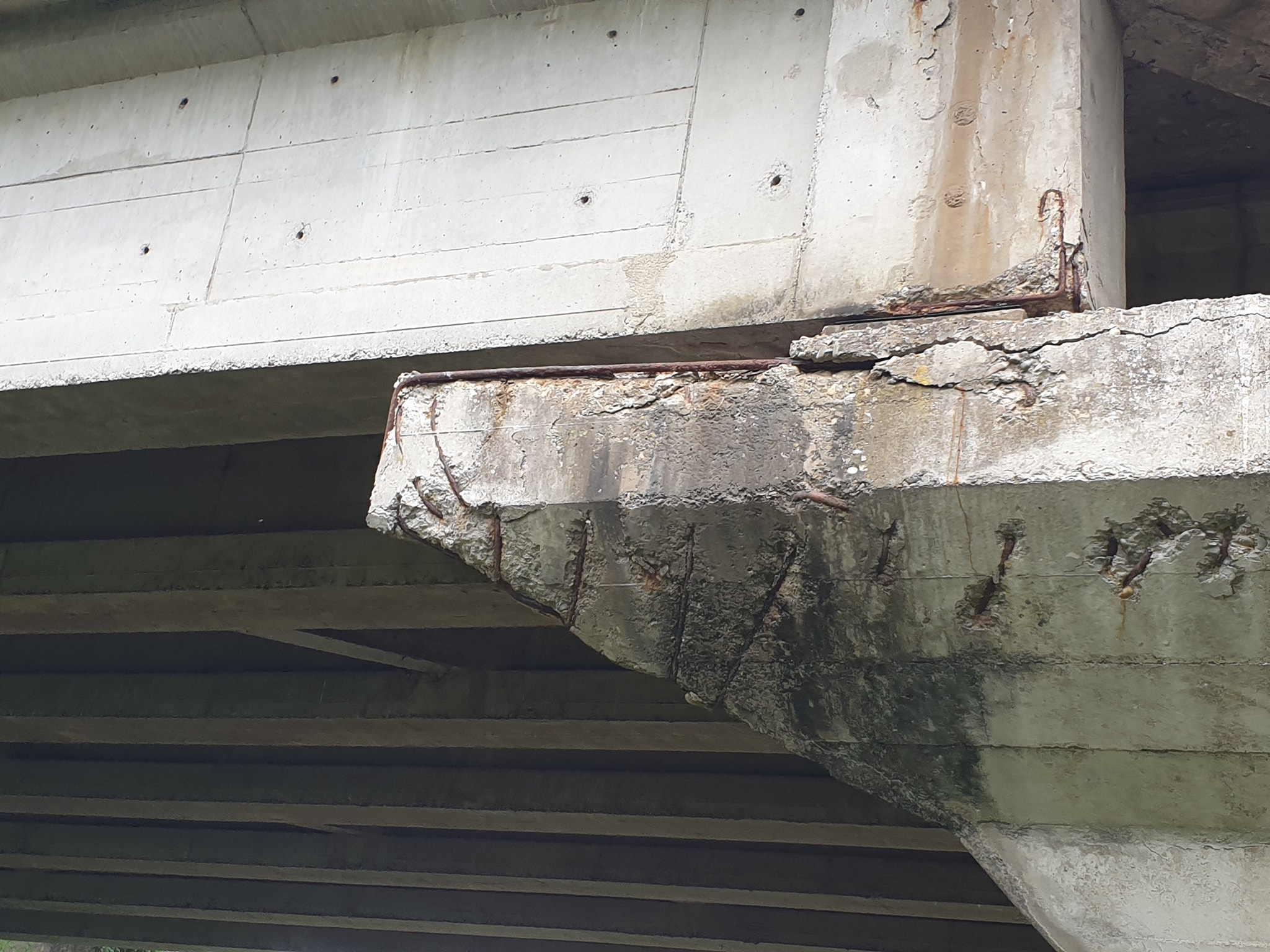 Ecco la situazione alquanto allarmante del Viadotto sul raccordo autostradale che passo sopra la Chiana – foto