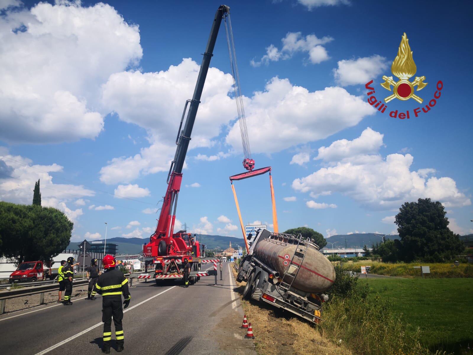 Autocisterna esce di strada nel raccordo, intervengono i vigili del fuoco