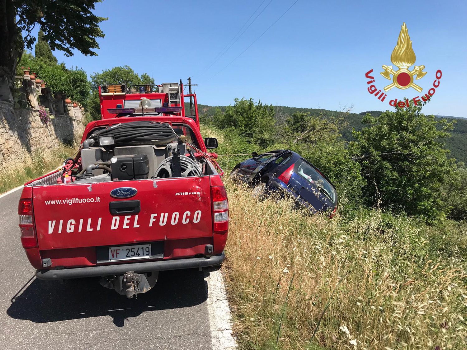 Auto fuori strada a Cortona: soccorso automobilista