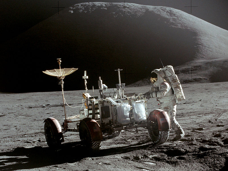 Ha toccato! Toccato il suolo lunare.