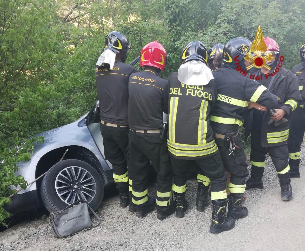 auto recuperata dai Vigili del Fuoco a La Foce