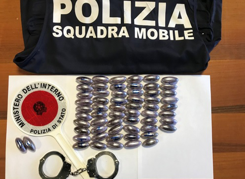 Scoperto con 60 ovuli di droga: arrestato ambulante