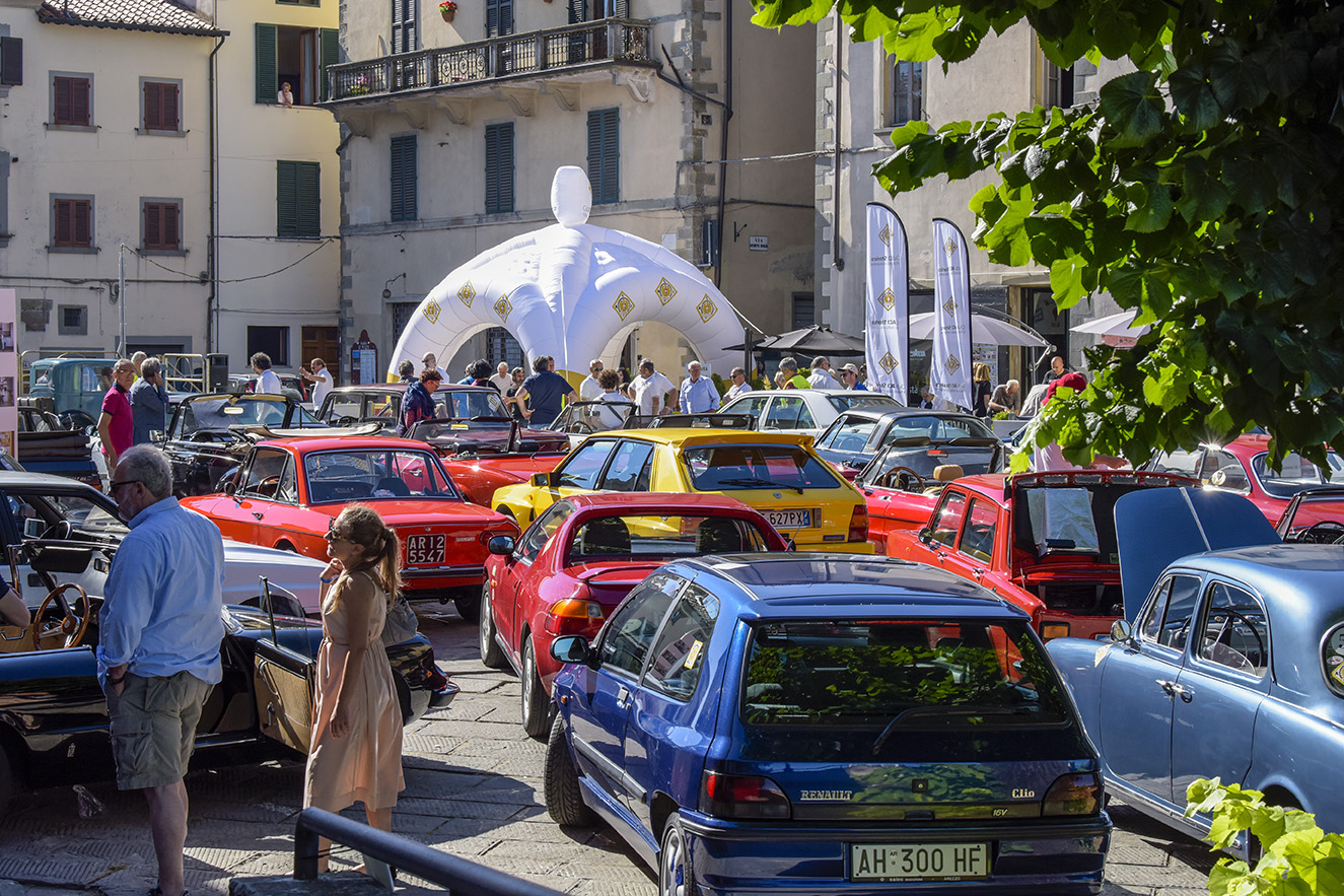 Ruote nella storia in Toscana: un successo 50 equipaggi per il tour Bibbiena-Poppi