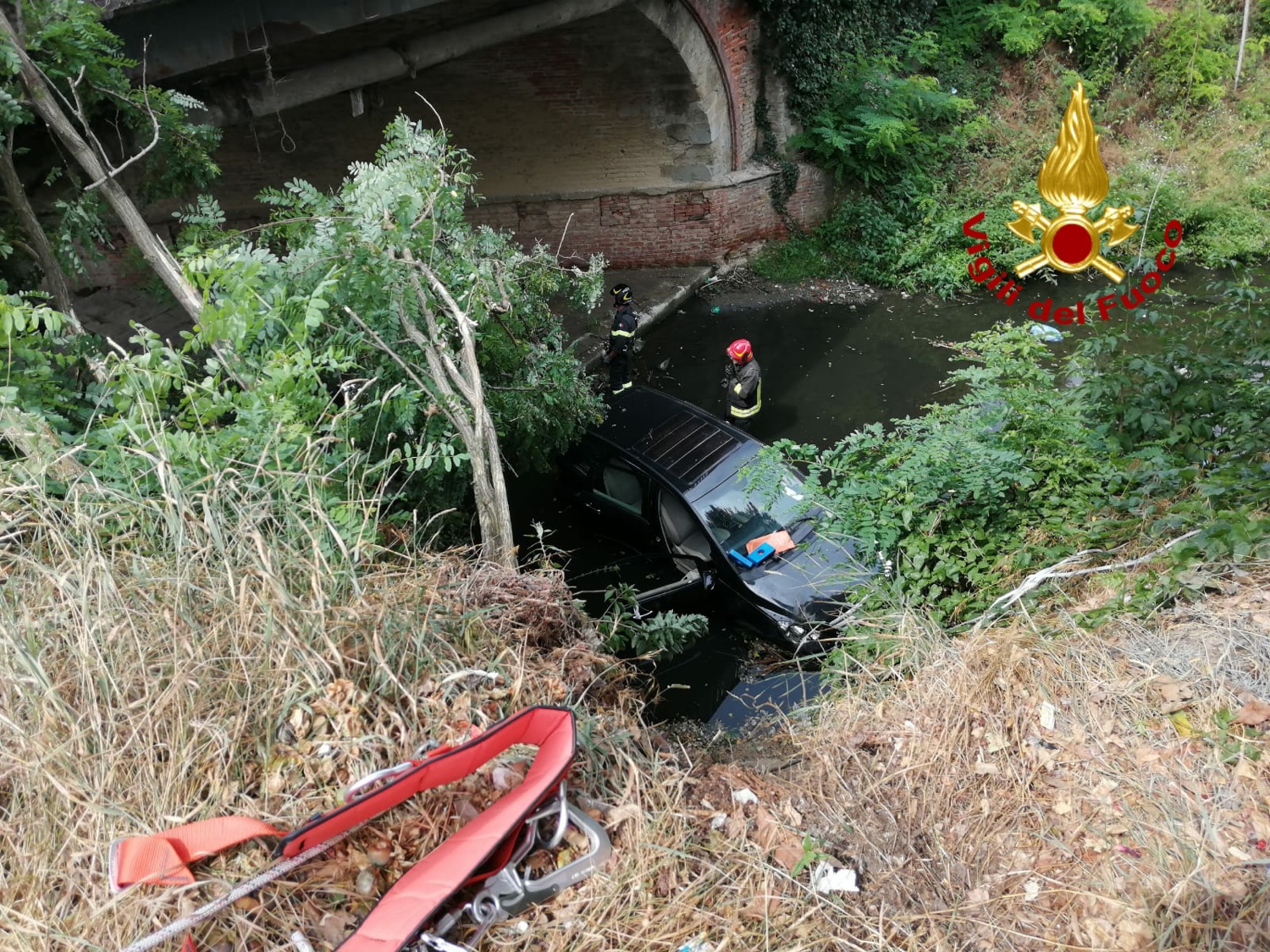 Cade nel Castro con l’auto: salvato dai vigili del Fuoco