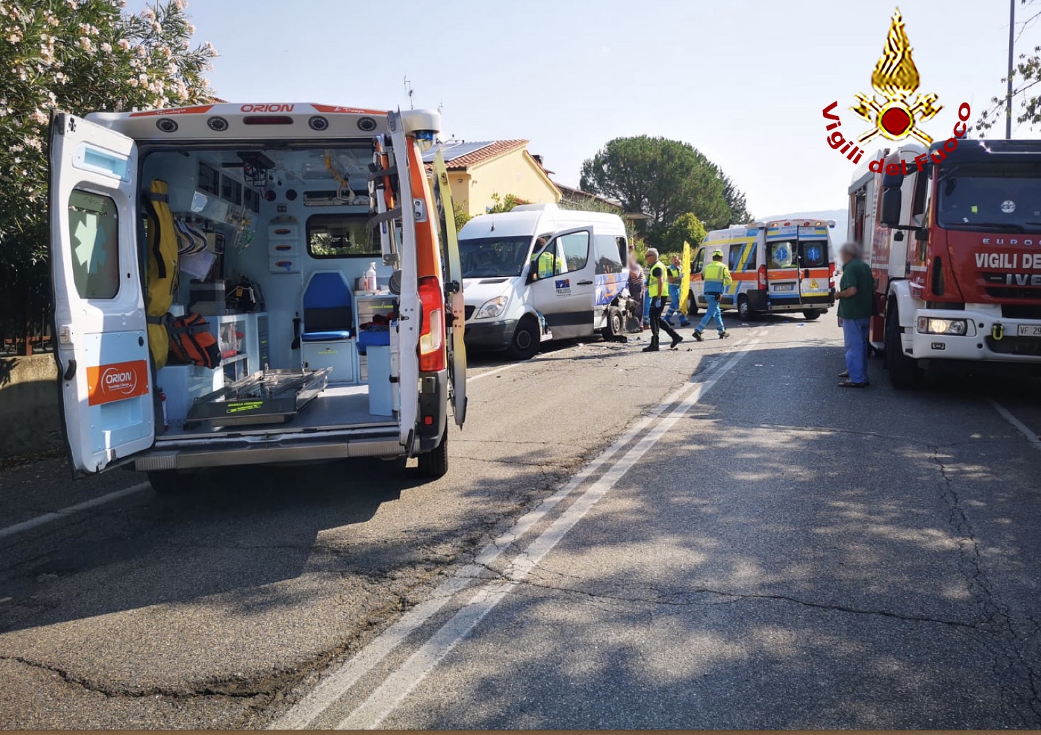 Scontro tra pulmino e auto cinque le persone ferite