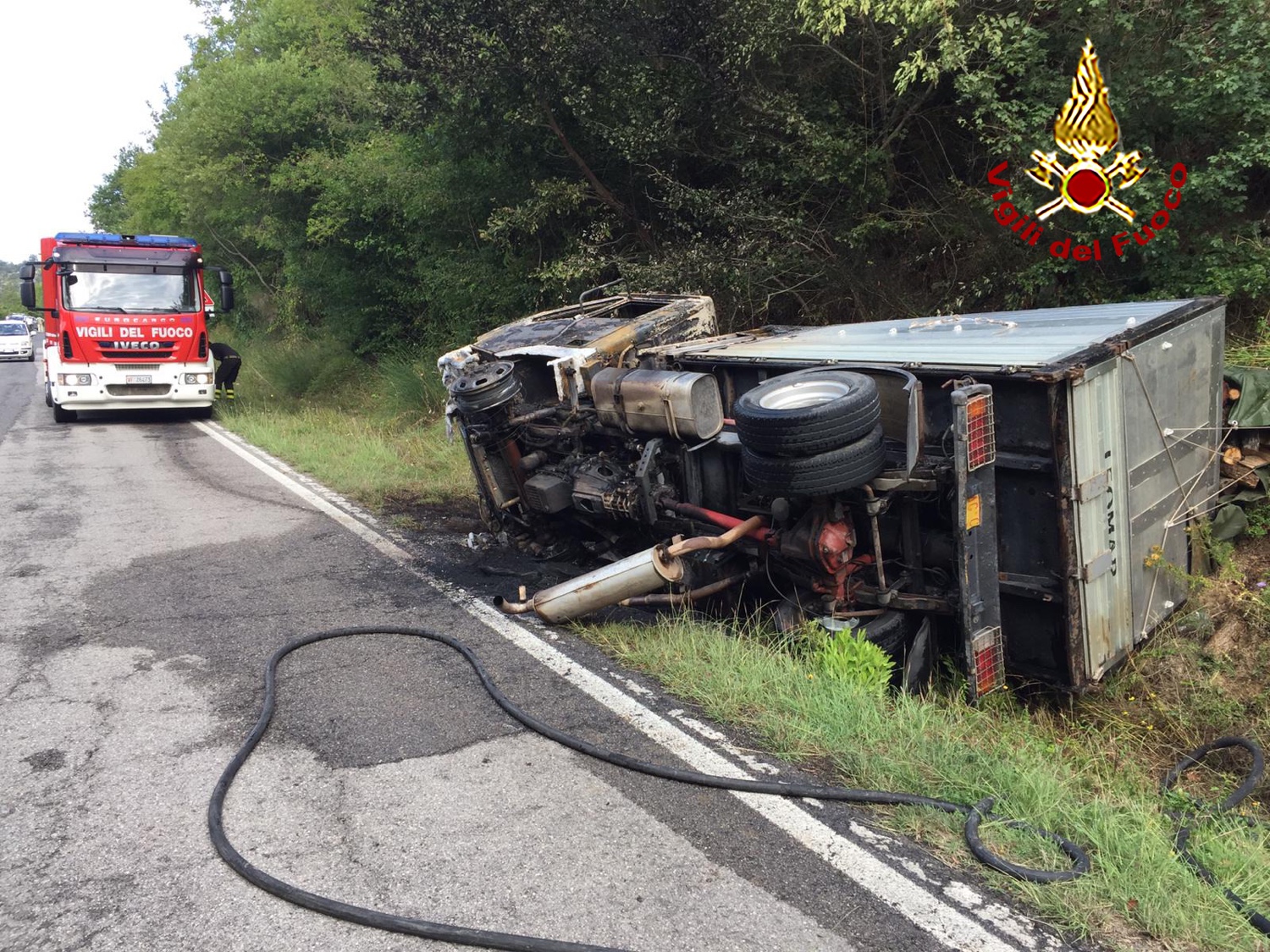 Si ribalta e prende fuoco un camion che trasportava legna, ferito il conducente