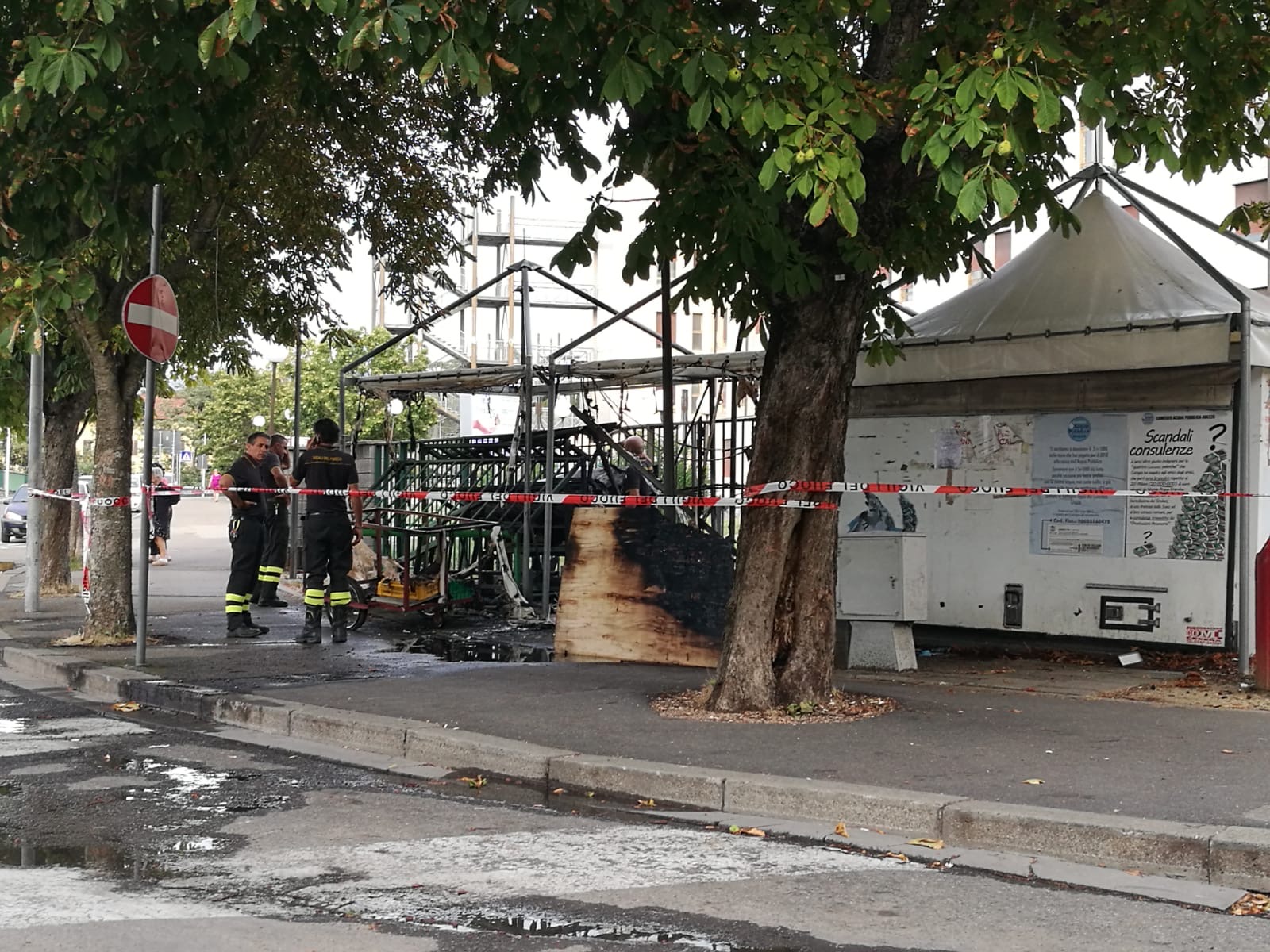 Prende fuoco il chiosco all’esterno dell’ospedale San Donato di Arezzo