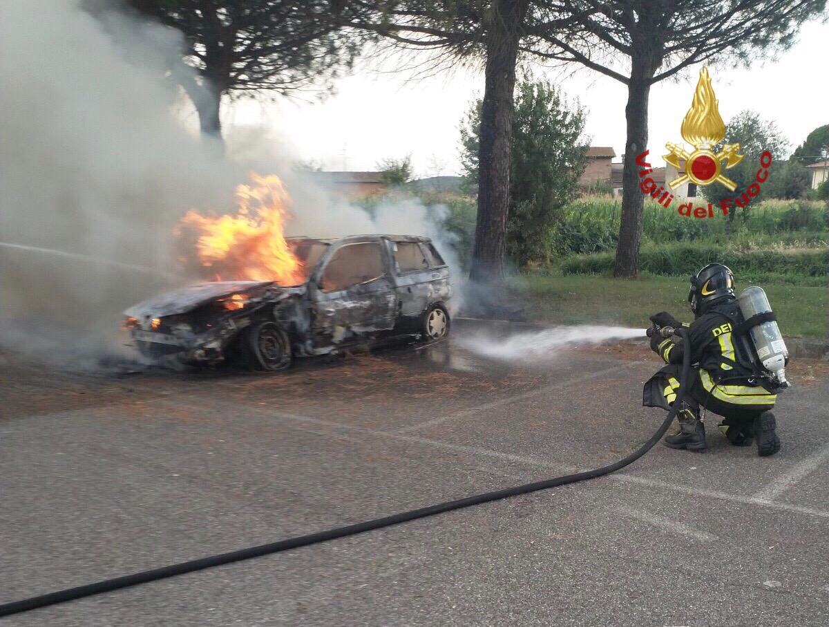 Prende fuoco auto a Monte San Savino