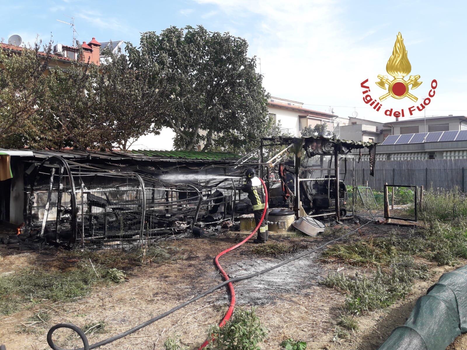 Prende fuoco un annesso agricolo nessuna persona è rimasta ferita