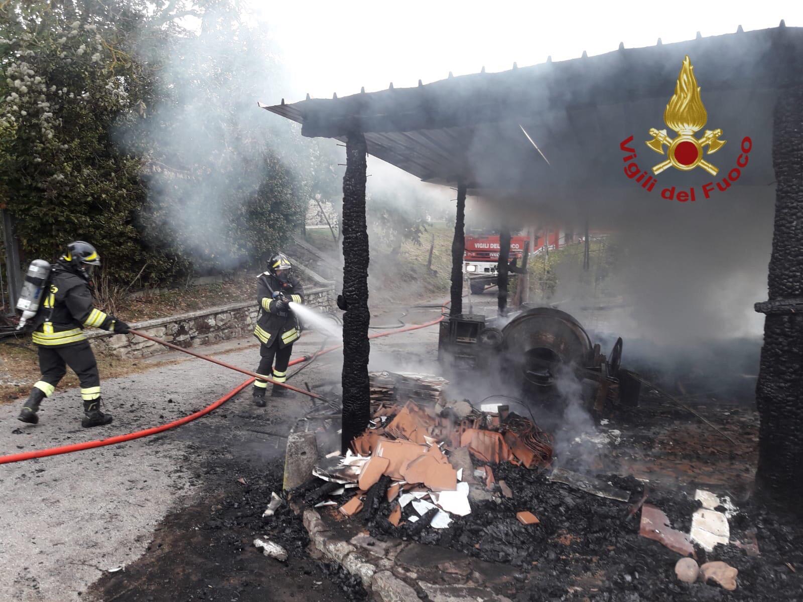 Pratovecchio prende fuoco un capanno per il rimessaggio agricolo