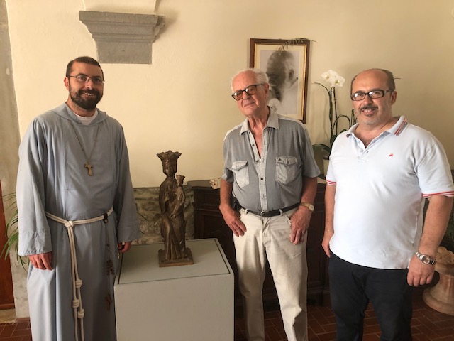 L’artista savinese Franco Zazzeri ha donato, al Santuario  delle Vertighe, una piccola  statua della Madonna, patrona dell’Autostrada del Sole.