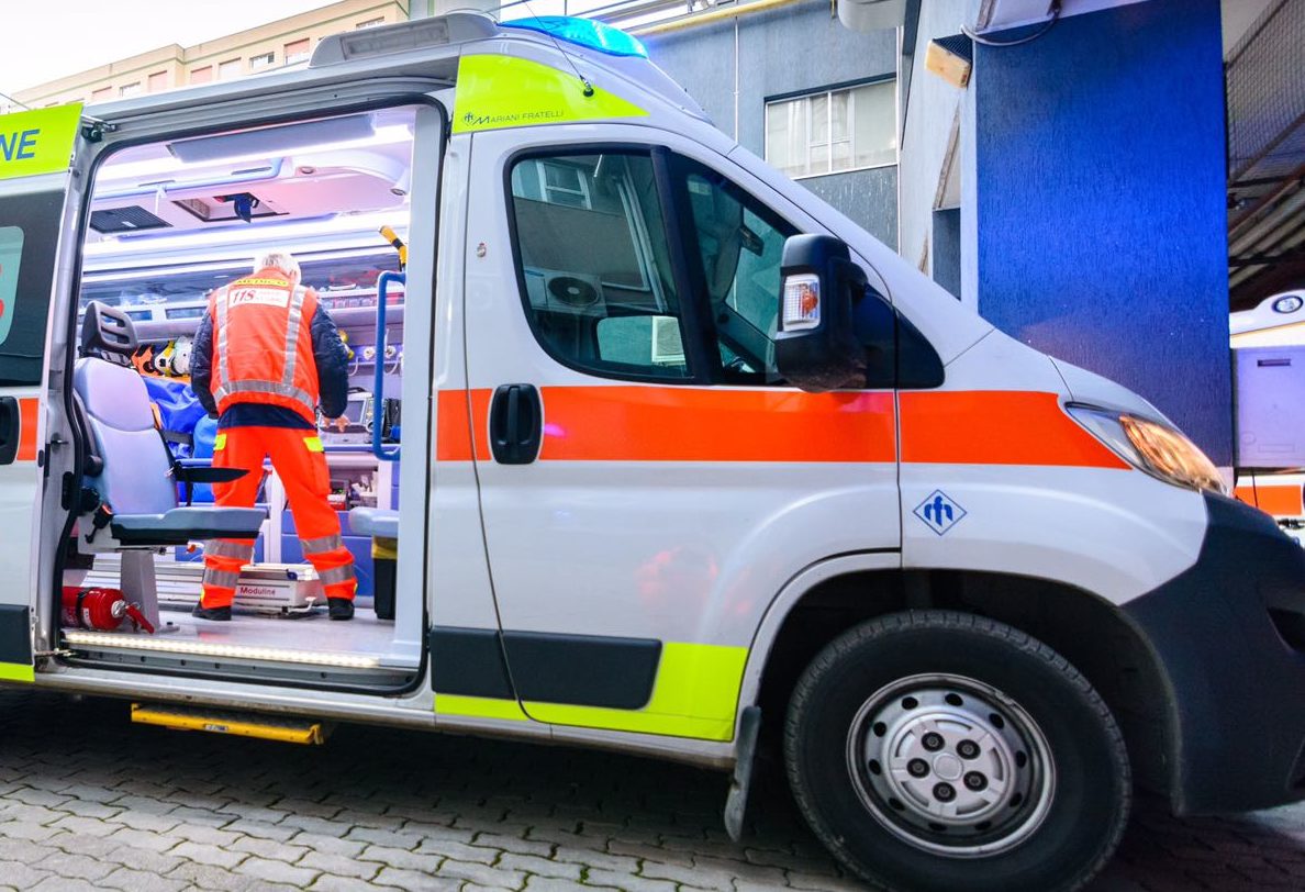 Auto esce di strada e finisce in un fossetto, 4 le persone ferite