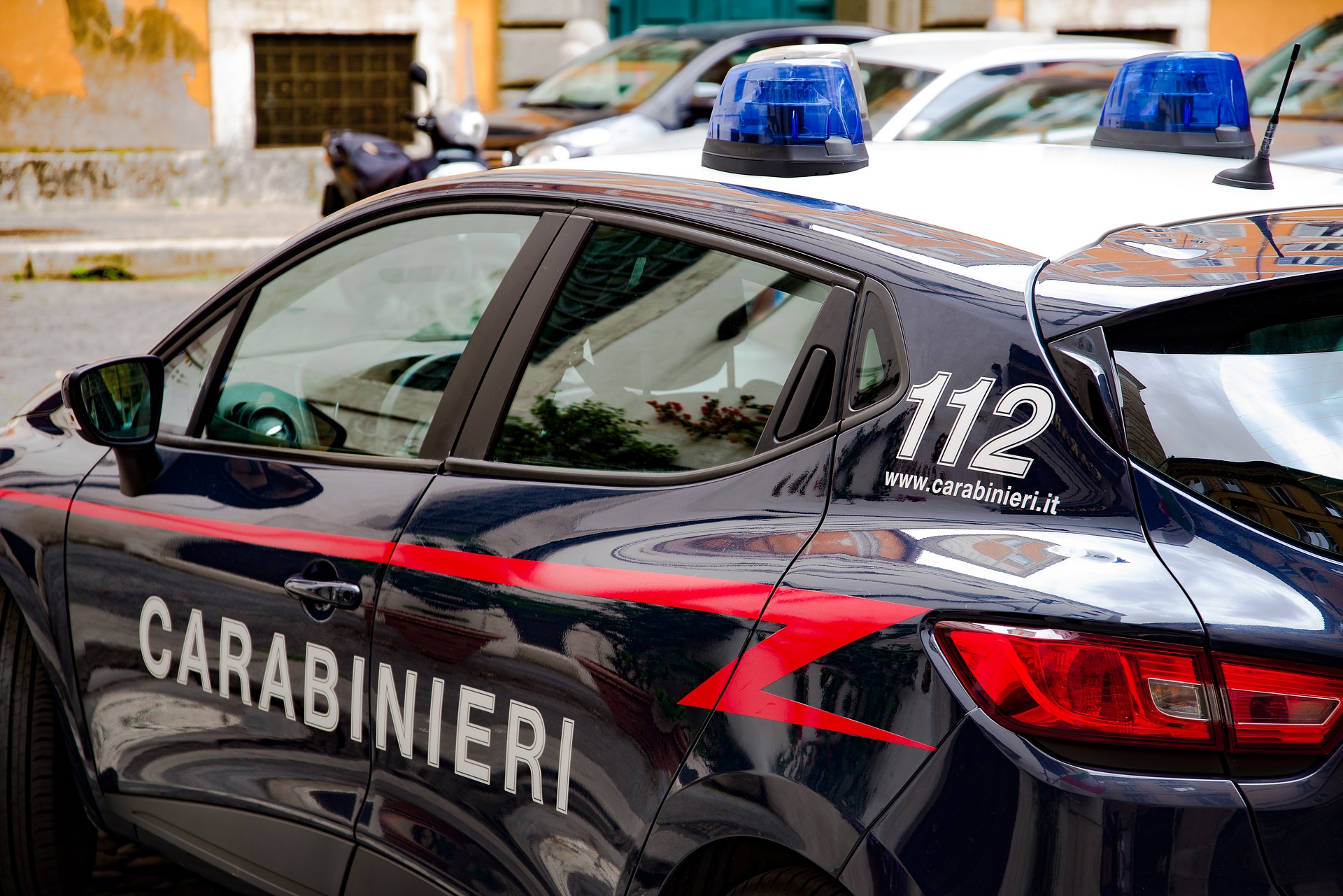 Ordigno contro la caserma dei carabinieri di Pergine. Auto di servizio distrutta dalle fiamme