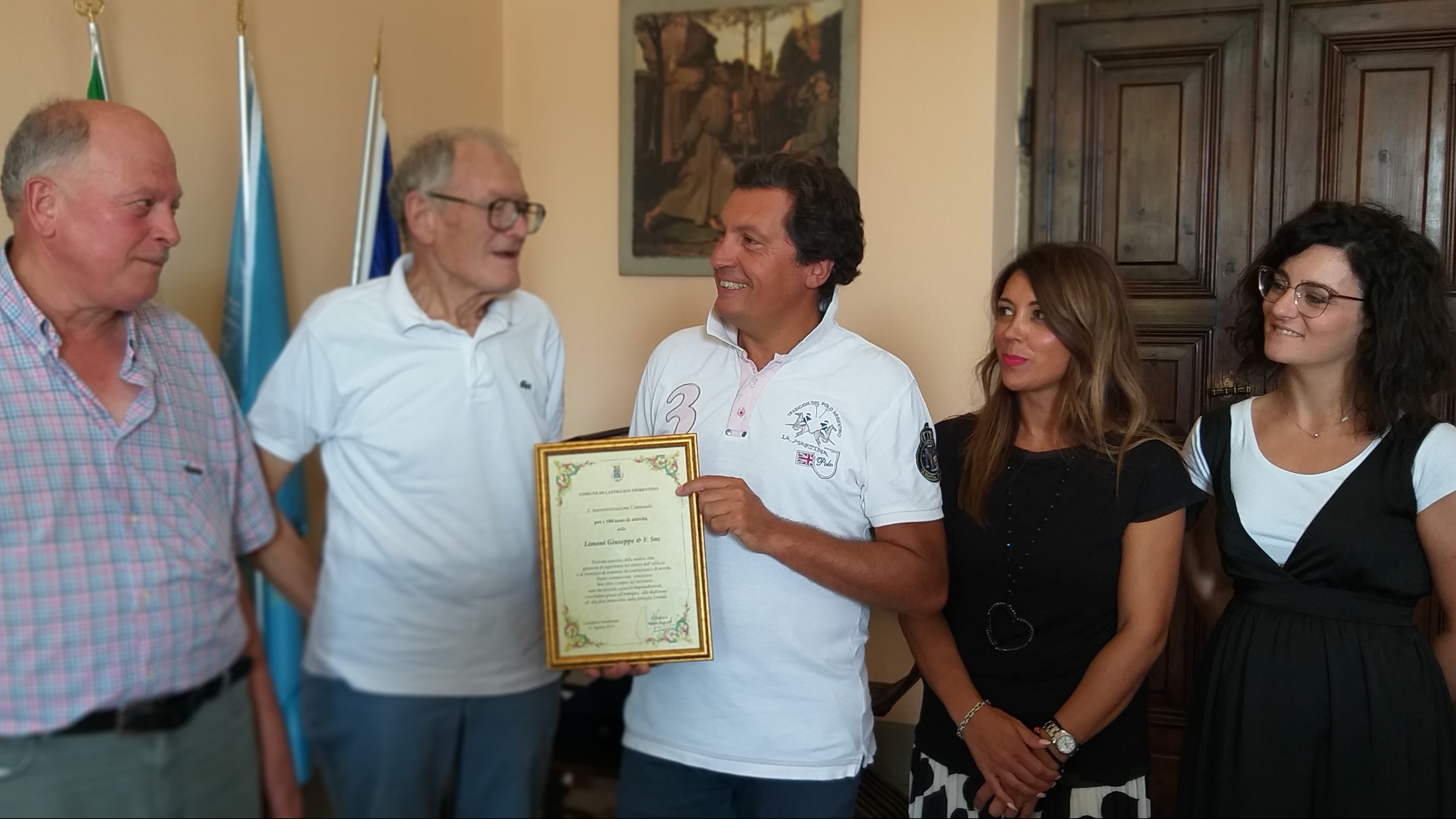 Una pergamena a ricordo dei “primi” 100 anni di attività è stata consegnata dal sindaco Agnelli alla famiglia Limoni.
