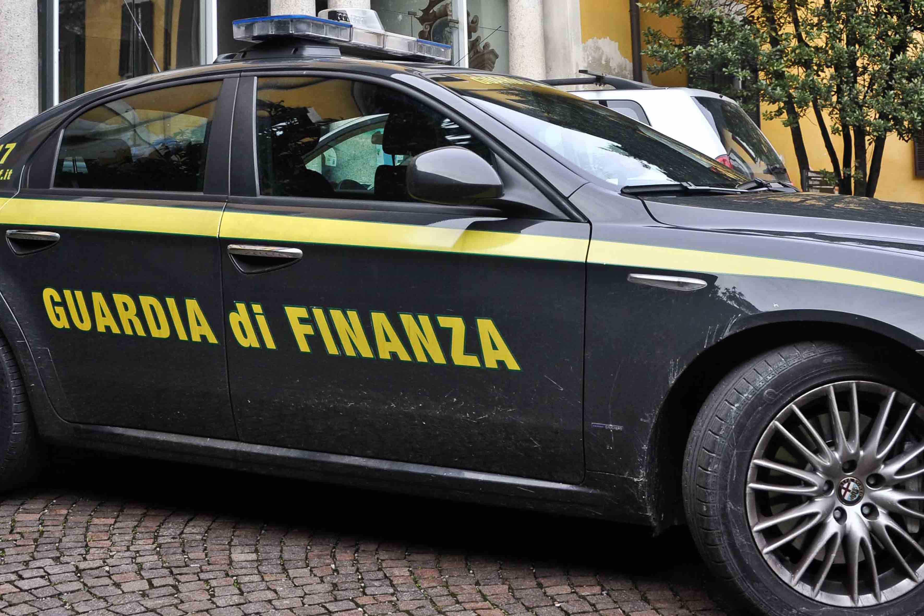 Arezzo: operazione della guardia di finanza ,vendita di capi di abbigliamento contraffatti on line