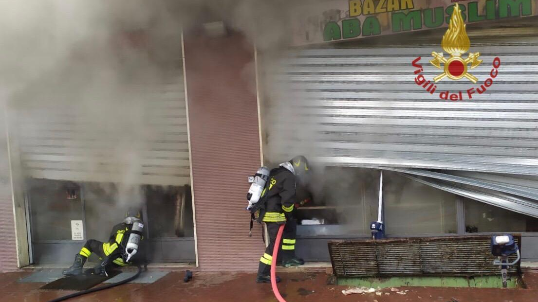Prende fuoco attività in zona Saione – foto/video