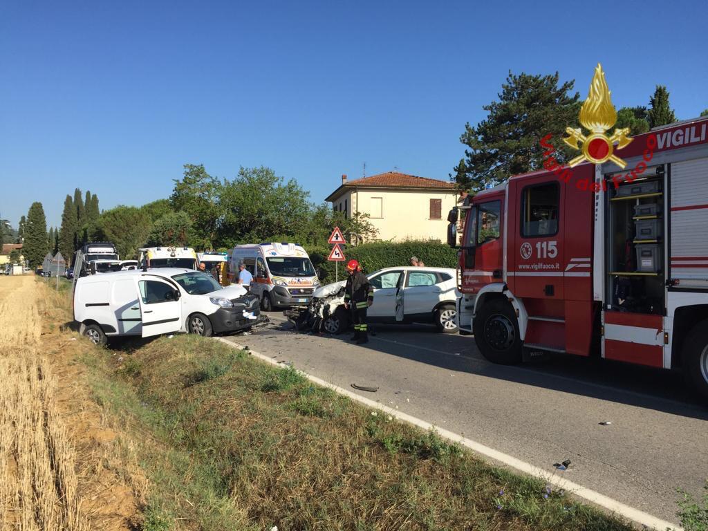 Scontro fra due auto in valdarno, due le persone ferite