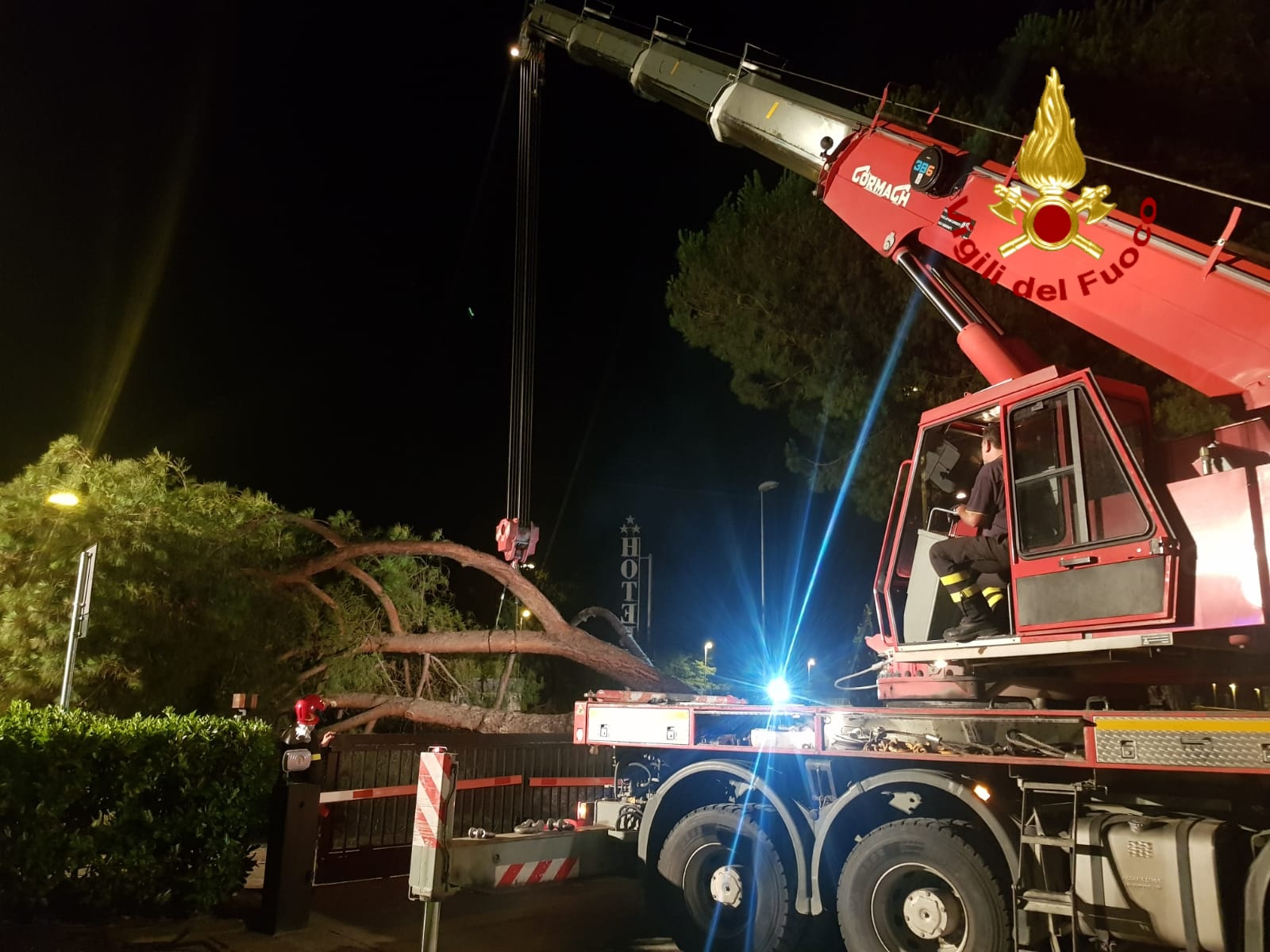 I Vigili del Fuoco rimuovono nella notte un pino caduto davanti la sede di Prada