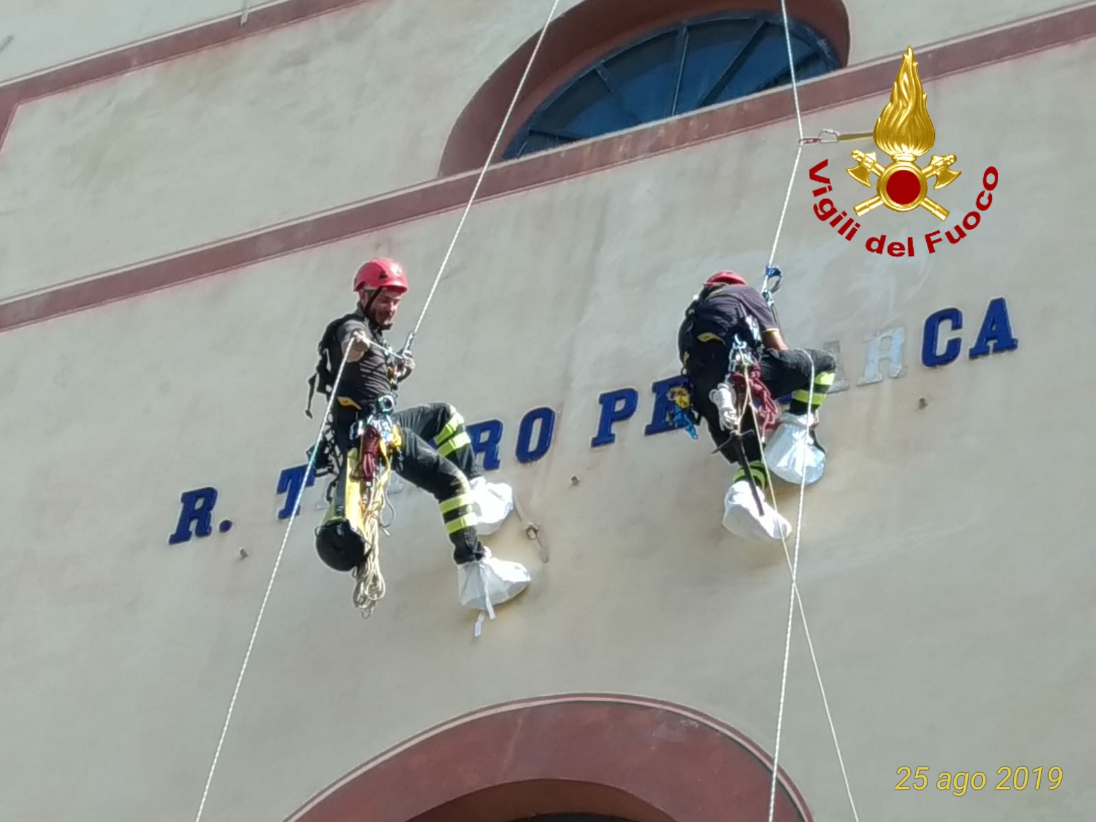I Vigili del Fuoco rimuovono tre lettere dall’insegna del Petrarca
