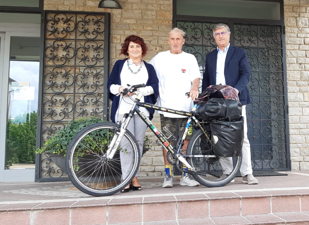 Janus River gira il mondo in bici e fa tappa a Civitella Janus River gira il mondo in bici e fa tappa a Civitella