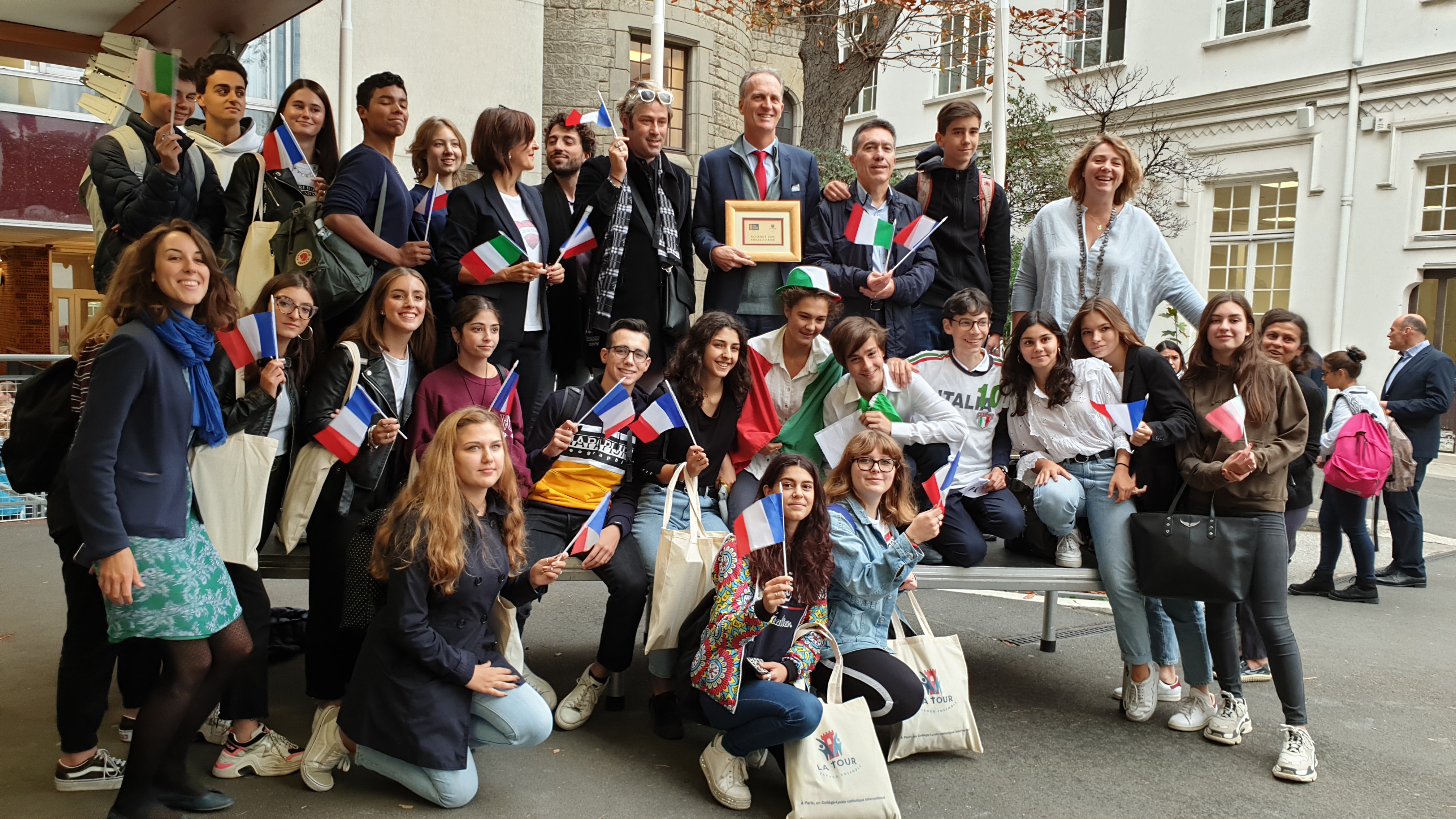 Scambio tra il Liceo Linguistico Esabac Vittoria Colonna di Arezzo ed il Lycée de la Tour parigino