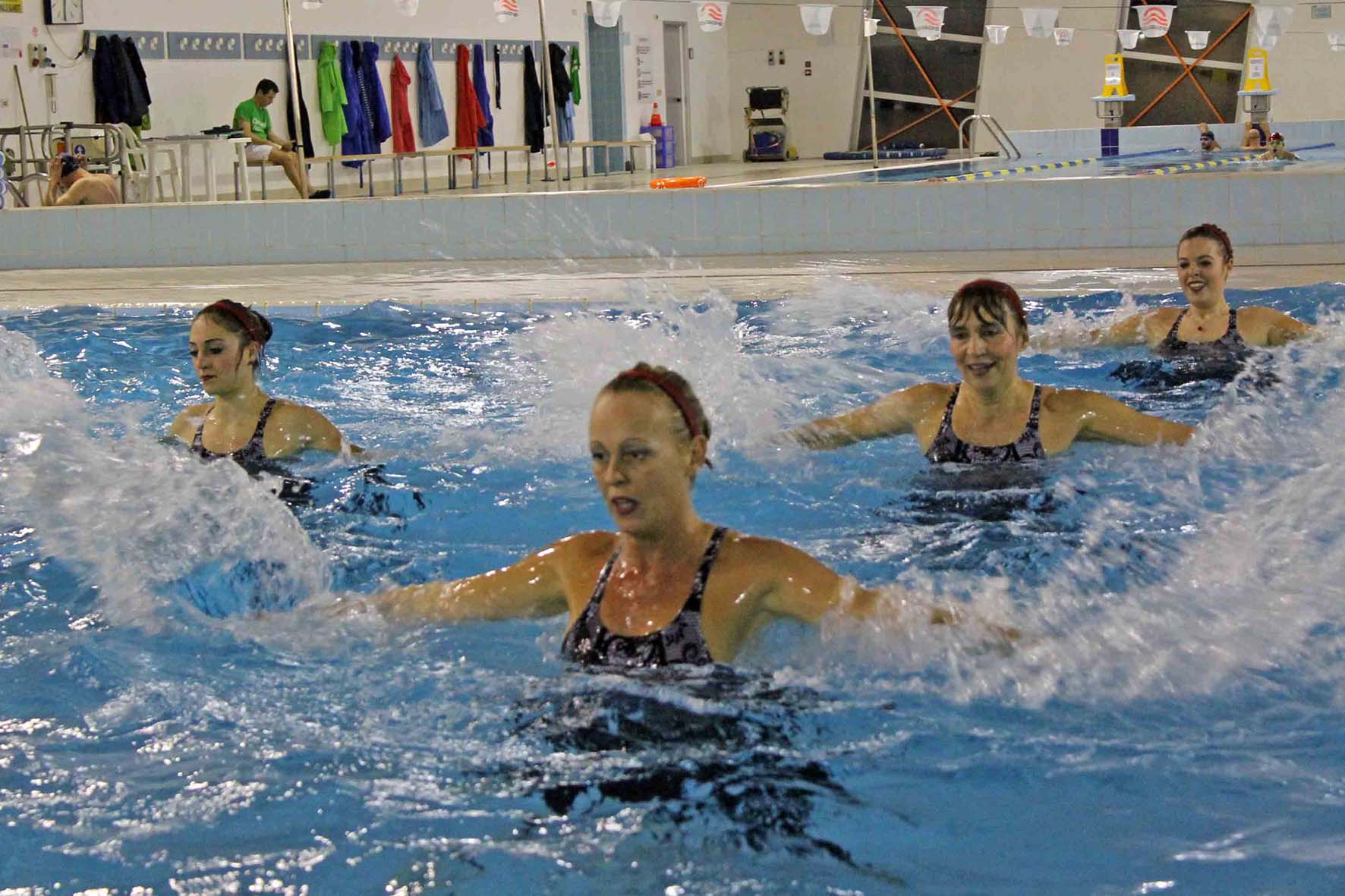 Gli allenatori di fitness in acqua a lezione al palazzetto del nuoto