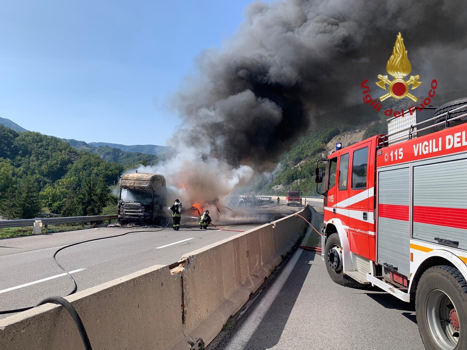 Prende fuoco autoarticolato che trasportava olio vegetale, nessuna persona coinvolta