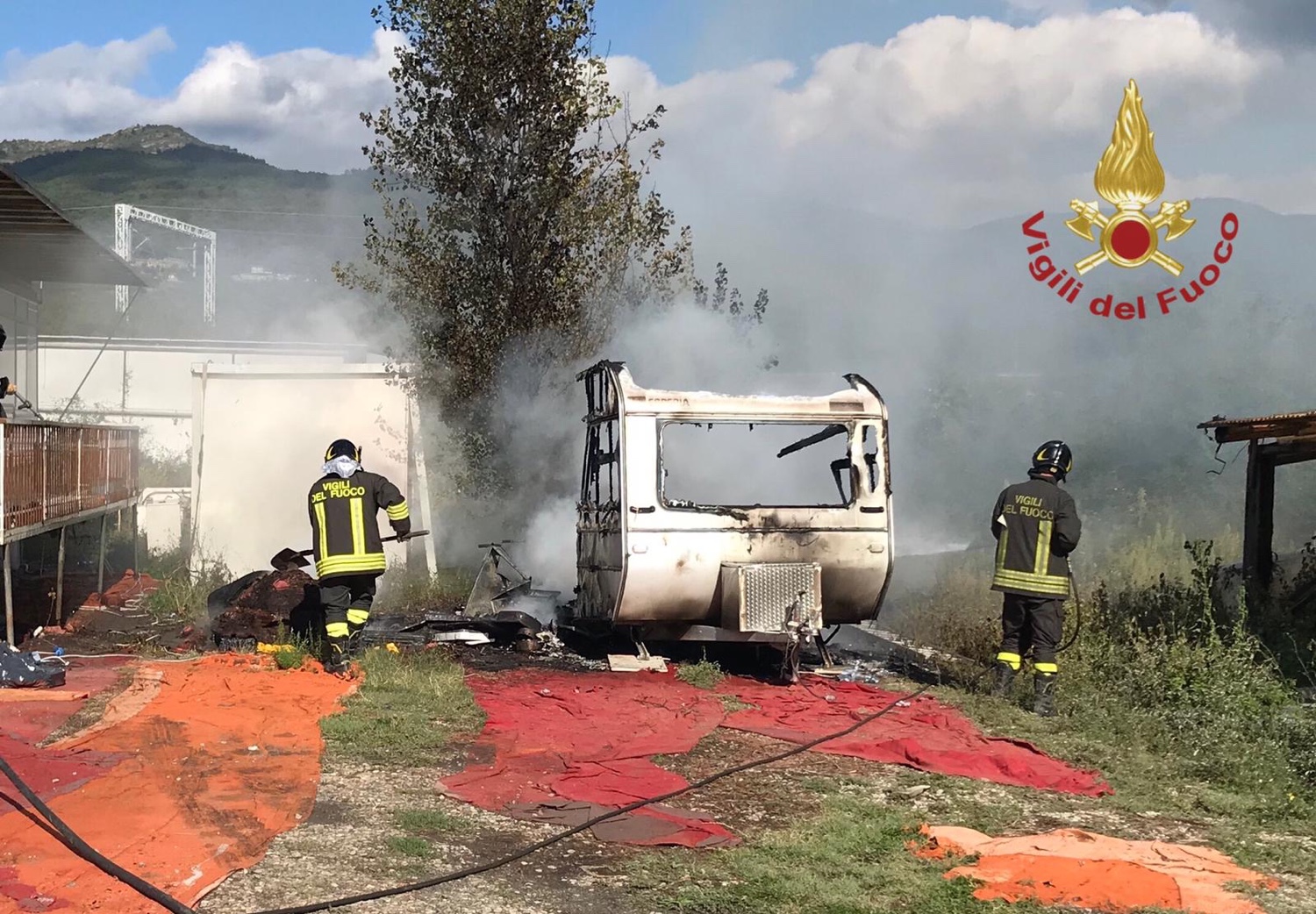 Prende fuoco una roulotte, nessuna persona coinvolta