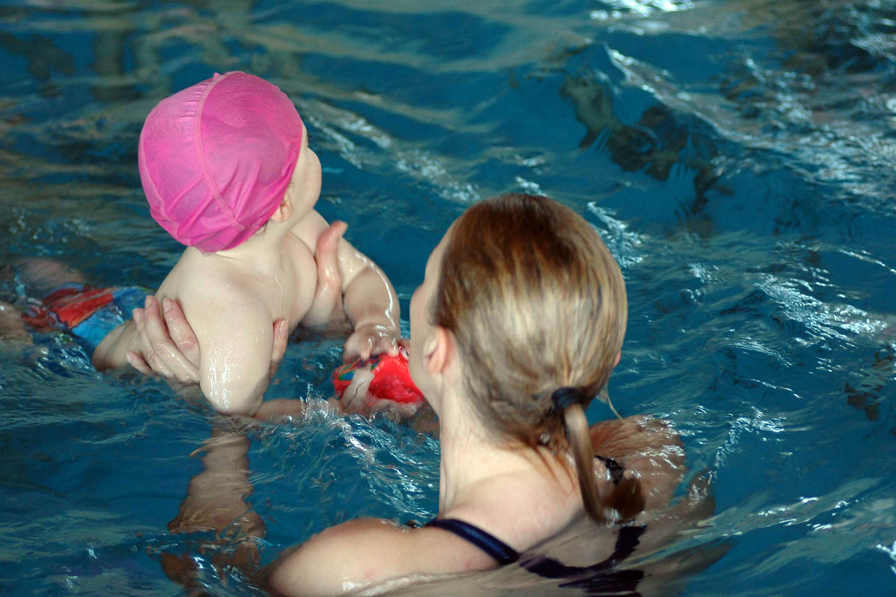 Bambini e genitori in vasca per un doppio Baby Acquatic’s Day