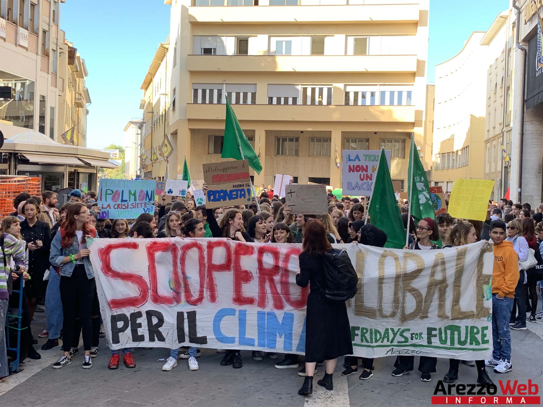 In centinaia allo sciopero per il clima. “Ci avete rotto i polmoni”, Arezzo fa sentire la sua voce in difesa del pianeta
