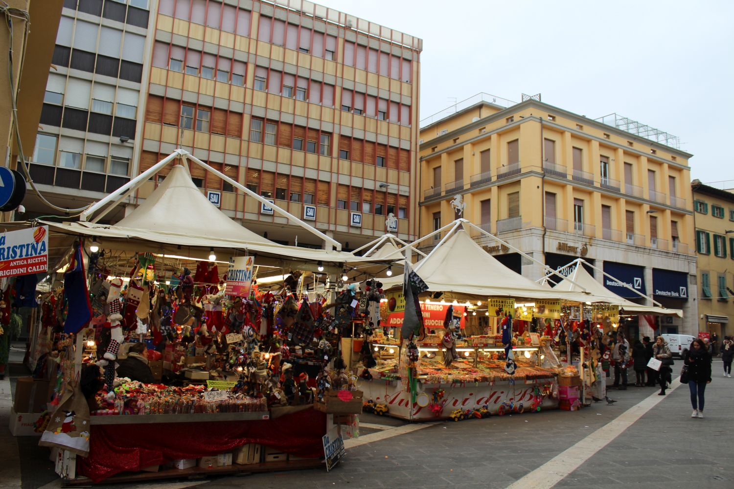 Mercatino natalizio in piazza San Jacopo e Risorgimento. Ambulanti dicono sì al rinnovo delle strutture e chiedono un impegno al Comune