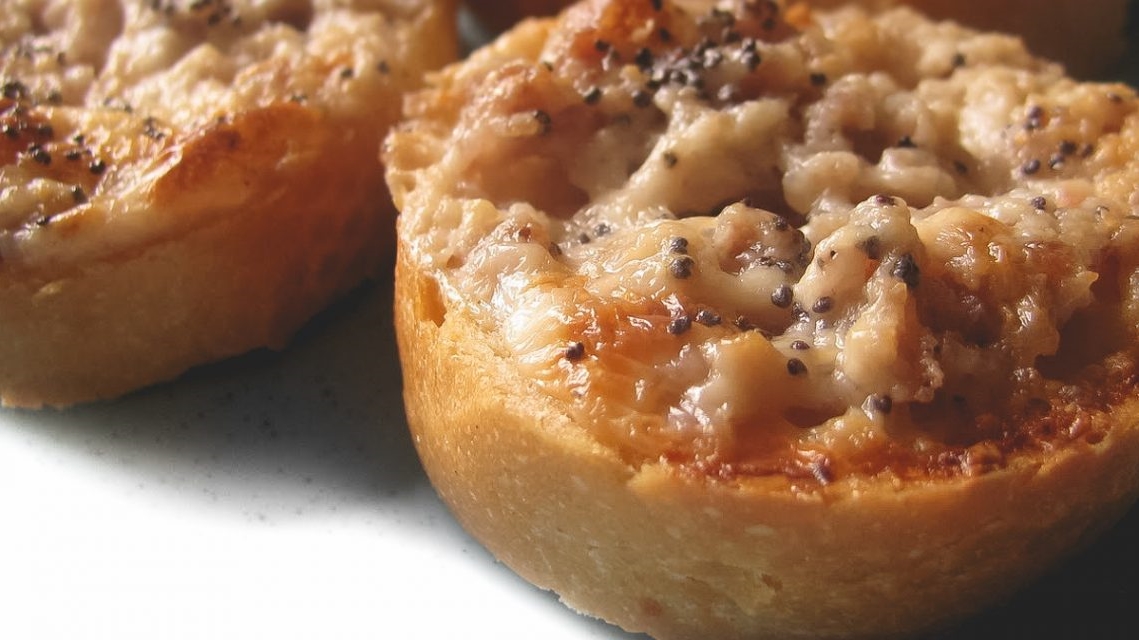 Le Ricette di Nonna Agata – Crostini salsiccia e stracchino Le Ricette di Nonna Agata – Crostini salsiccia e stracchino